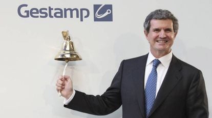 El presidente de Gestamp, Francisco Riberas, toca la campana para la salida a Bolsa de su empresa.
