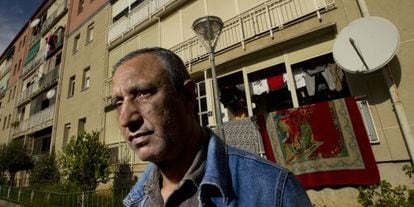 Mohamed Aziz, desahuciado cuyo caso ha llegado al Tribunal de Justicia de la UE, frente a su actual vivienda, en Martorell. 