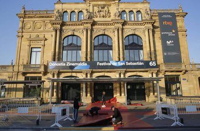 Últimos preparativos en el Teatro Victoria Eugenia para la apertura del Festival de San Sebastián.