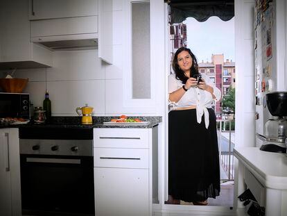 Isa Galán, de 36 años, en su apartamento de Madrid.