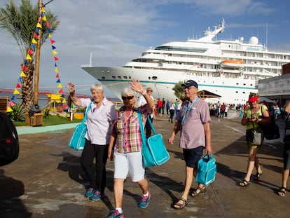 Turistas europeos desembarcan del crucero MS Amadea, en el puerto de El Guamache, en la Isla Margarita (Venezuela), este 3 de enero.