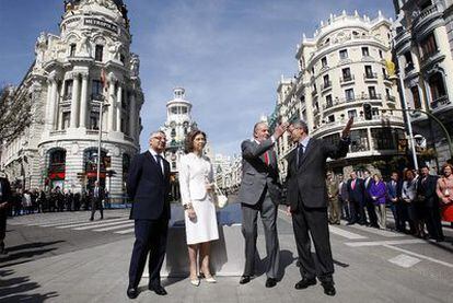 Los Reyes, junto a José Blanco y Alberto Ruiz-Gallardón al inicio de la Gran Vía.