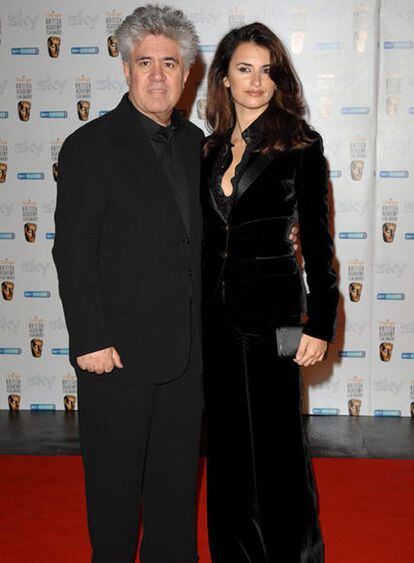El director de cine Pedro Almodovar y la actriz Penélope Cruz a su llegada la recepción de los nominados de los premios BAFTA.