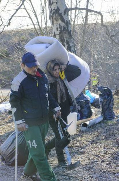Dos gitanos rumanos desalojados de un campamento en Estocolmo el 14 de marzo.