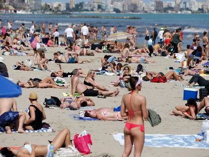 Grupos de personas disfrutan del sol y las altas temperaturas en la playa alicantina del Postiguet, el pasado 15 de abril.