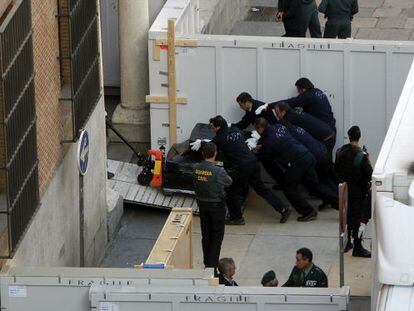 Operarios introducen los contenedores con el tesoro de 'La Mercedes' en la sede de la Secretaría de Estado de Cultura en la plaza del Rey de Madrid.