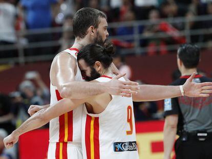 Marc Gasol y Ricky Rubio se abrazan tras la victoria ante Australia.