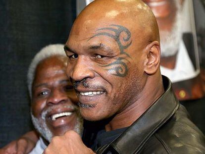 Mike Tyson, junto al exjugador de f&uacute;tbol Earl Campbell, en Texas.