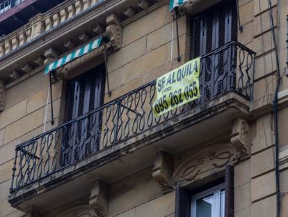 Un piso en el centro de San Sebastián anuncia este miércoles que está en alquiler.