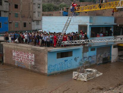 Cuando los ríos cargan, se usan escaleras telescópicas para salvar vidas o  traslados de urgencia. Los bomberos desarrollan una ardua labor, que a veces les cuesta la vida.