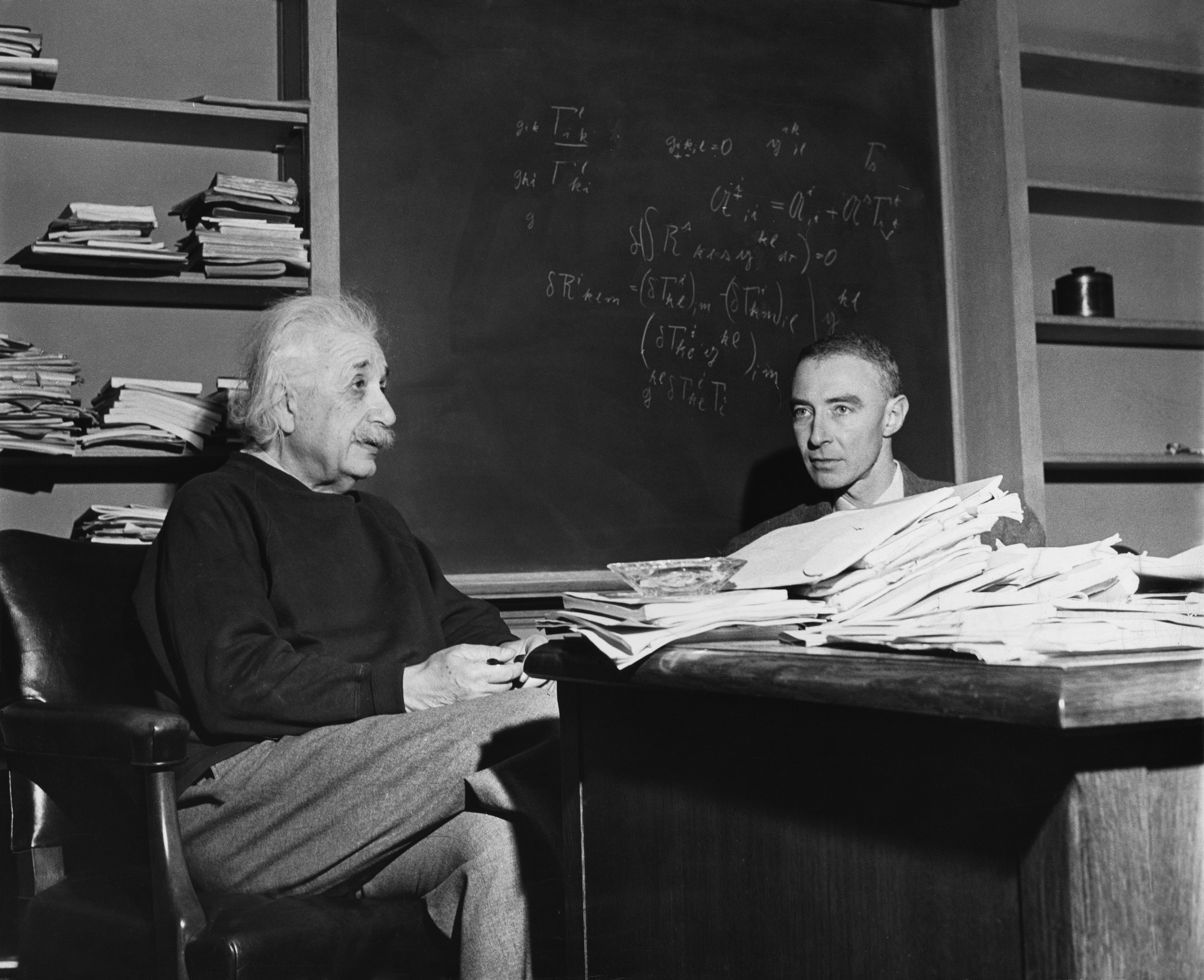  Oppenheimer, con Albert Einstein en 1950.