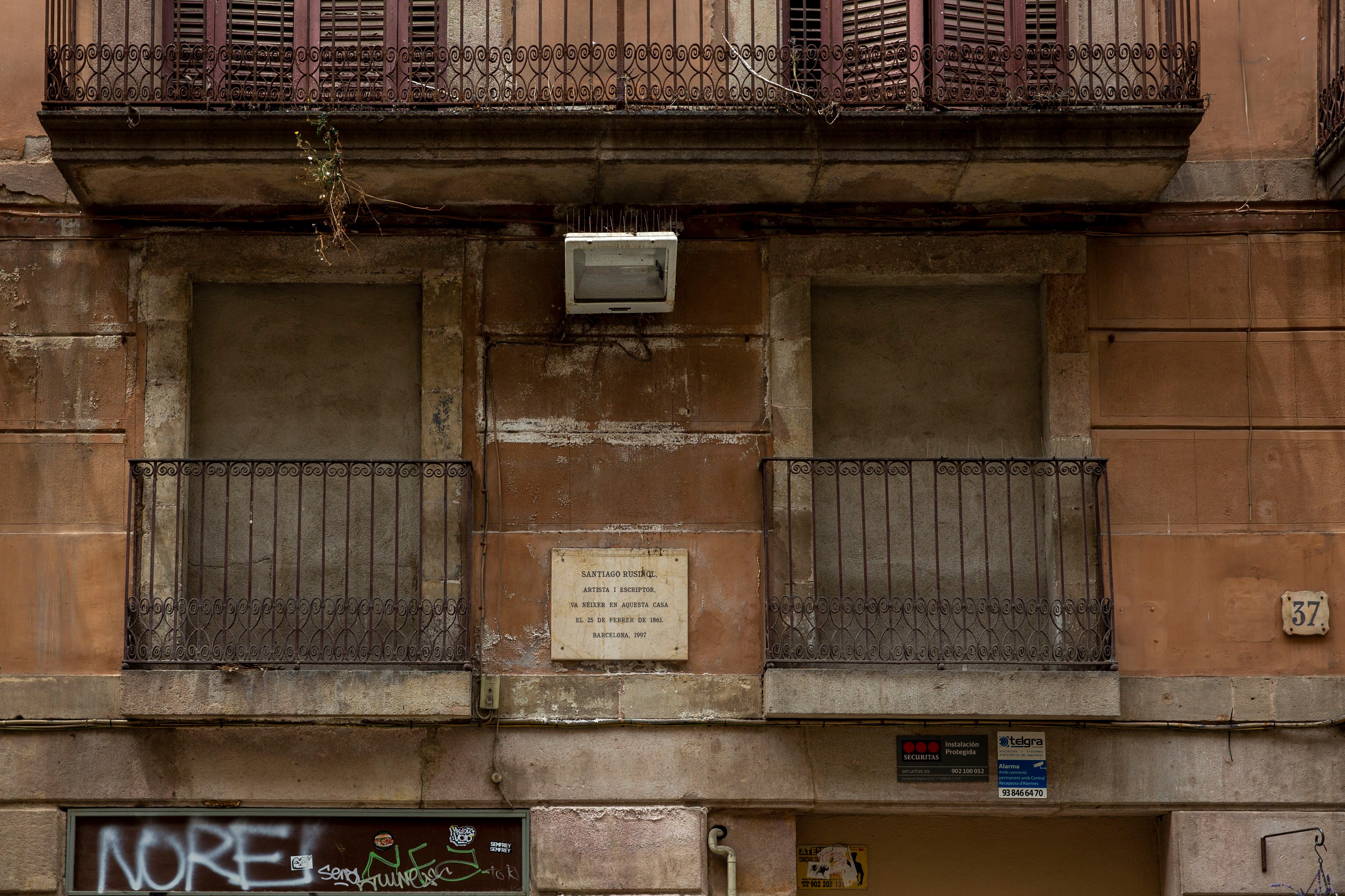 La placa que recuerda que en este edificio de la calle Princesa nació Santiago Rusiñol en 1861.