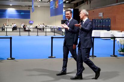 El presidente del Gobierno español, Pedro Sánchez, y el secretario general de la OTAN, Jens Stoltenberg, visitan las instalaciones del recinto de Ifema donde se celebrará la cumbre de la OTAN, este martes en Madrid.