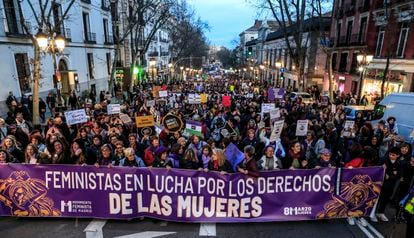 Pancarta del Movimiento Feminista de Madrid, plataforma contraria a la 'ley trans'. Este colectivo, que se ha manifestado en paralelo a la Comisión 8M por el centro de Madrid, pide la dimisión de la ministra de Igualdad, Irene Montero, y reivindica la abolición de la prostitución.