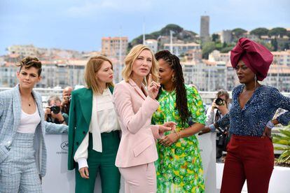 Las integrantes del jurado, de derecha a izquierda, la compositora de Burundi, Khadja Nin; la guionista y productora estadounidense Ava DuVernay; la actriz australiana Cate Blanchett, la actriz francesa Léa Seydoux y la actriz estadounidense, Kristen Stewart.