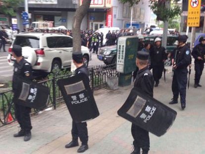 Polic&iacute;as acordonan la zona del atentado en Urumqi.