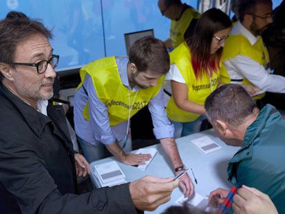 Agust&iacute; Benedito, en una de sus carpas de recogida de firmas para la moci&oacute;n de censura.