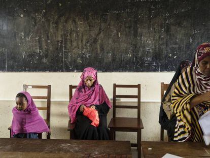 Mujeres en el colegio de Bububu, Zanzíbar, presentando sus documentos para cobrar su pensión.