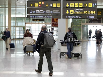 Un grupo de viajeros en el aeropuerrto barcelon&eacute;s de El Prat.