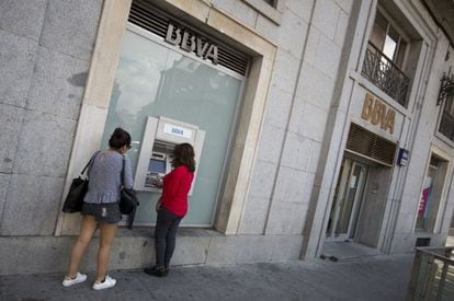 Cajeros automaticos del BBVA en el centro de Madrid.