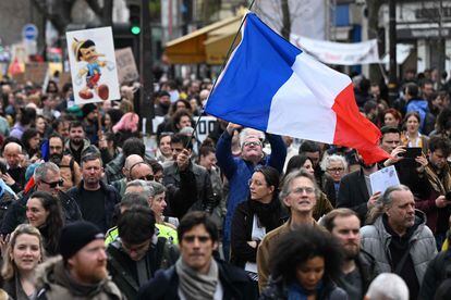 Ambiente durante la protesta en París contra la polémica ley de pensiones que eleva de los 62 a los 64 años la edad de jubilación.
