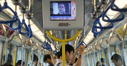 Las pantallas del metro de Hong Kong muestran la entrevista a Snowden el 16 de junio.
