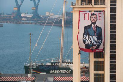 Los activistas de Greenpeace en la Torre de Pemex, el pasado 1 de marzo.