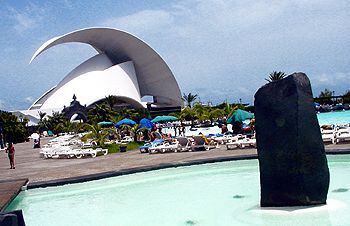 El nuevo auditorio de Santa Cruz de Tenerife, proyectado por Santiago Calatrava, visto desde las piscinas del Parque Marítimo César Manrique.Los Roques de Anaga, desde el camino que lleva a la playa de Benijo.