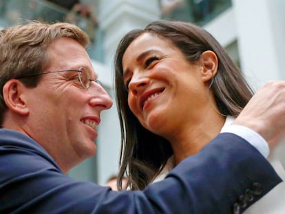 Jos&eacute; Luis Mart&iacute;nez Almeida, nuevo alcalde de Madrid, y Bego&ntilde;a Villac&iacute;s, vicealcaldesa.