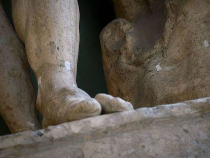 Detalle de los desperfectos de la escultura 'Hércules Farnese'