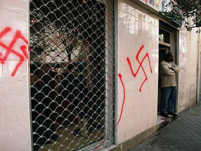 Pintadas con la esvástica, símbolo nazi, en la fachada de un edificio.