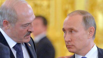 El presidente de Bielorrusia, Alexander Lukashenko, y el presidente ruso, Vlad&iacute;mir Putin, en Mosc&uacute;. 
