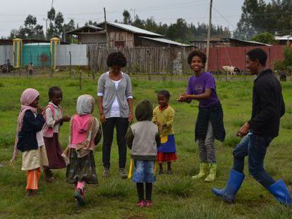 Ennatu, de 16 a&ntilde;os adoptada en 2003, Guennet, de 14, apadrinada y estudiando en un internado de Addis Abeba, y Tuatxo, tambi&eacute;n adoptado y de 17 a&ntilde;os, organizando juegos para ni&ntilde;os en el centro materno-infantil de Muketuri.