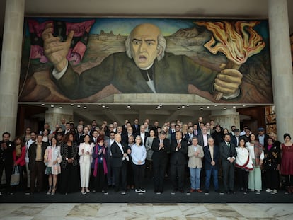 Los integrantes del segundo ciclo de negociaciones de la Mesa de Diálogos de Paz entre el gobierno de Colombia y el ELN, en Ciudad de México, el 13 de febrero de 2023.