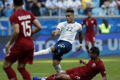 Lautaro Martinez marca el primer gol de Argentina ante Qatar. 