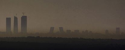 Un manto de contaminación cubre el cielo de Madrid, en enero de 2008.