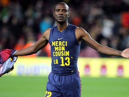 Eric Abidal muestra una camiseta de agradecimiento a su primo, donante en su trasplante, tras un partido de liga en 2013.