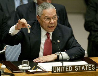 Colin Powell muestra un tubo que, según dijo, podía contener Antrax, el 5 de febrero en el Consejo de Seguridad de la ONU.