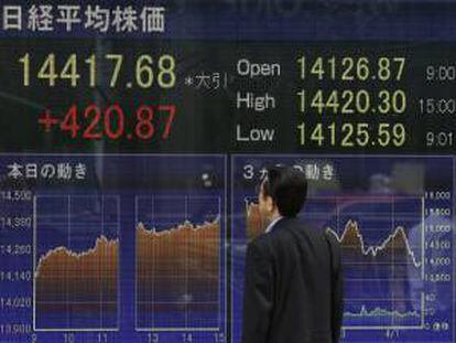Un hombre observa información bursátil en una pantalla en la Bolsa de Tokio. EFE/Archivo