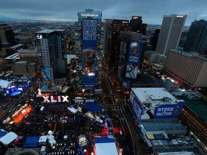 Vista de la feria comercial alrededor de la Super Bowl en el centro de Phoenix, el viernes.