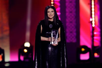 Laura Pausini da un discurso después de recibir el premio Persona del Año de la Academia Latina de la Grabación.