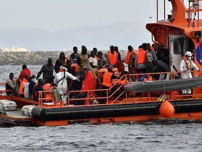 Llegada al puerto de Almería de los 47 hombres y 10 mujeres que han sido rescatados hoy por Salvamento Marítimo de una patera localizada en el mar de Alborán.