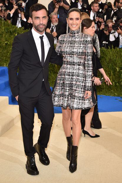 El director creativo de Louis Vuitton, Nicolas Ghesquière, posa con la actriz e imagen de la firma Jennifer Connelly.