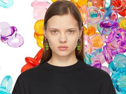 Balenciaga rescata los famosos chupetes de colores de los años 90 y los transforma en pendientes.