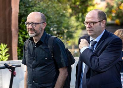 Francis Puig, hermano del presidente de la Generalitat Valenciana, a la izquierda, acude este lunes con su abogado, Javier Falomir, a declarar por presuntas irregularidades en ayudas concedidas a sus empresas.