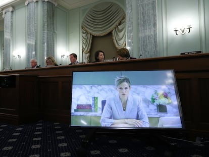 Antigone Davis testifica ante un comité de Comercio del Senado