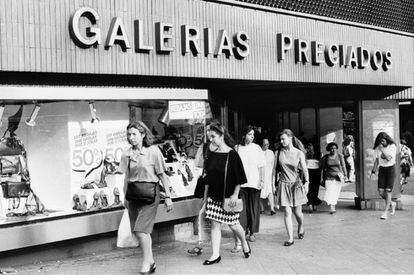 En 1995, El Corte Inglés compró los inmuebles de Galerías Preciados, cadena fundada por Pepín Fernández casi a la vez que su primo César Rodríguez abriera El Corte Inglés en la misma calle madrileña. Ambos habían trabajado en La Habana, en el gran almacén El Encanto.