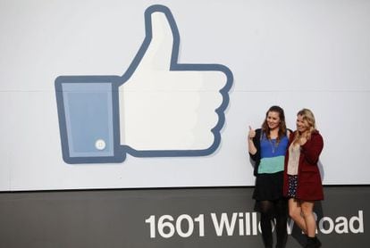 Dos chicas visitan la sede de Facebook en Menlo Park (California).