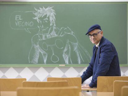 Pepo Pérez, autor del cómic 'El Vecino', en el aula en la que imparte clases de Derecho Administrativo.