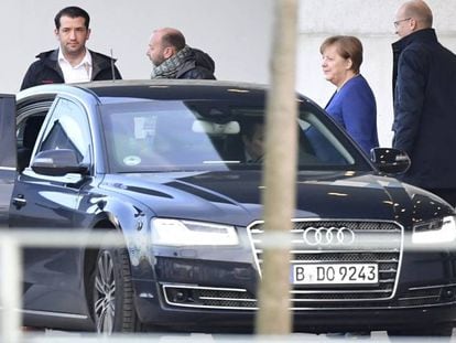 Merkel abandona la cancillería, este sábado en Berlín.